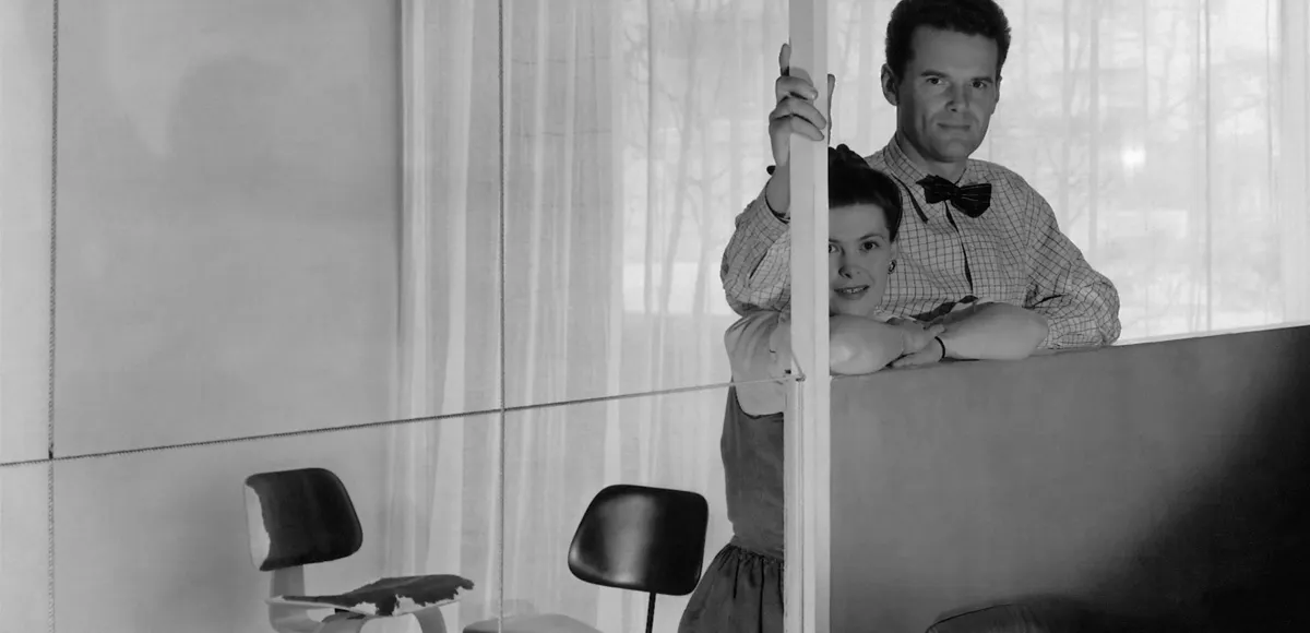 House and Garden 1946, Charles e Ray Eames al Museum of Modern Art di New York City, con alcune delle loro sedie. Foto: George Platt Lynes / Condé Nast via Getty Images