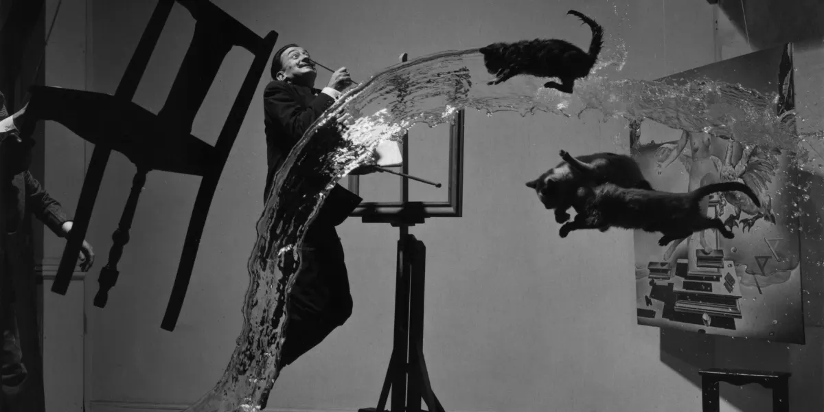 Dalí Atomicus, foto di Philippe Halsman (1948). Immagine di dominio pubblico