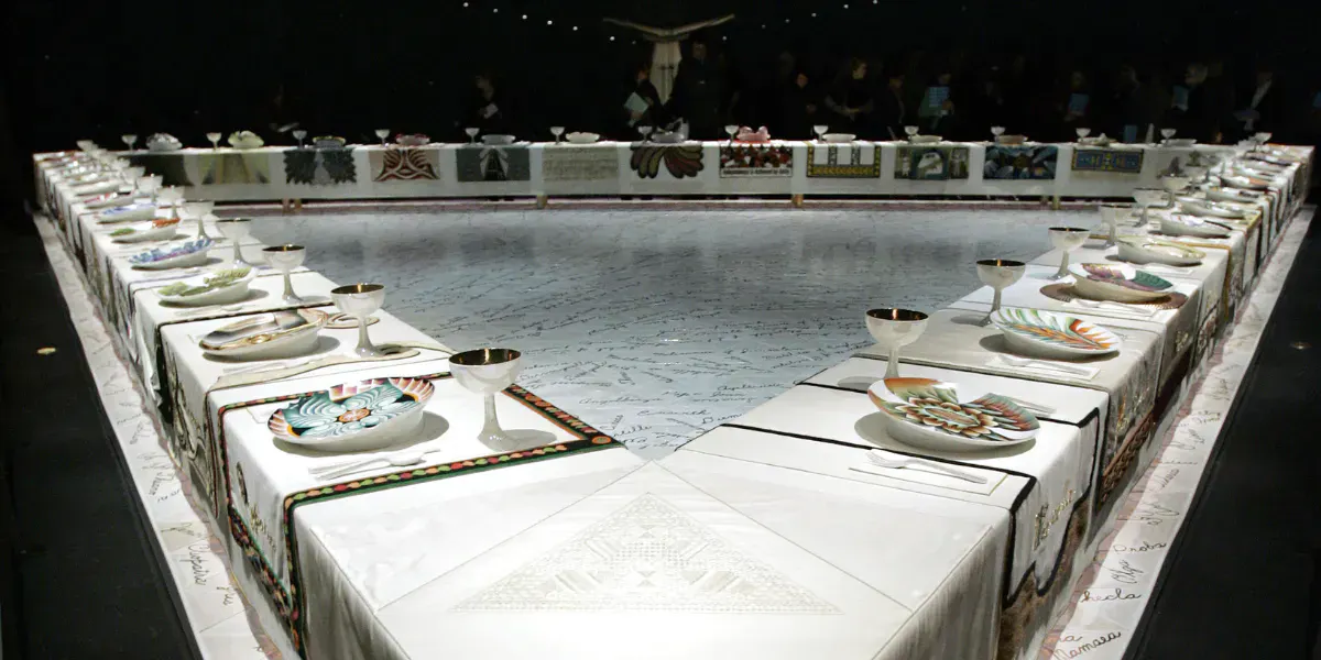 L'œuvre "The Dinner Party" (1979) de l'artiste américaine Judy Chicago est exposée en permanence depuis le 22 mars 2007 au nouveau Elizabeth A. Sackler Center for Feminist Art du Brooklyn Museum à Brooklyn, New York. Photo STAN HONDA/AFP via Getty Images (détail)