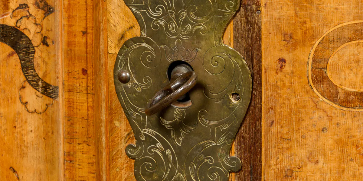 Secrétaire, vers 1760-1780, noyer, garnitures en laiton, Autriche (détail). Photo © Eppli