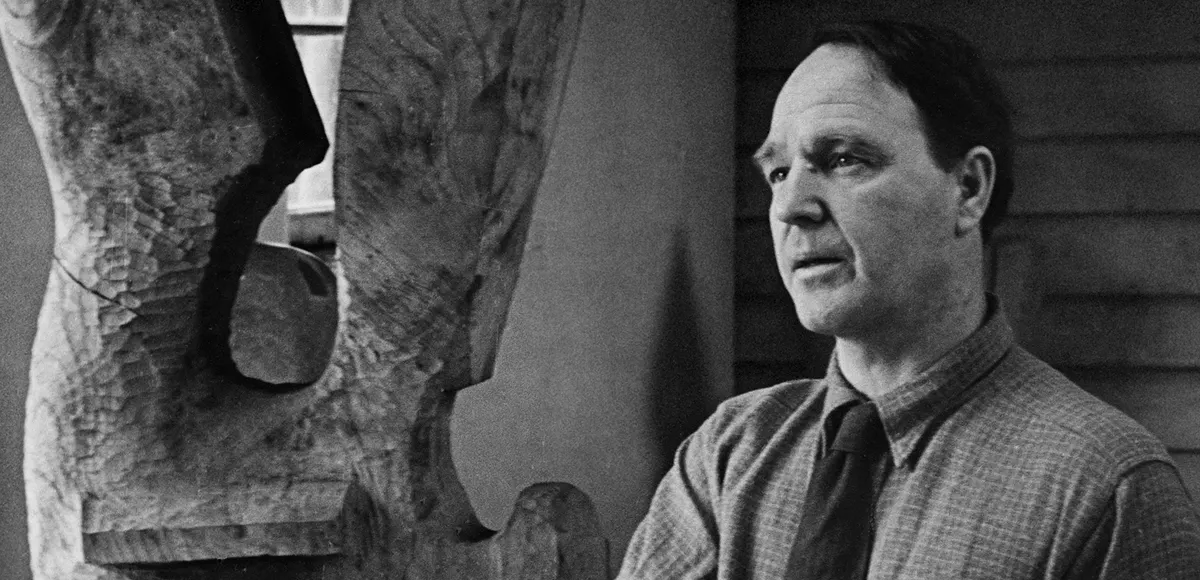 Henry Moore travaillant sur une sculpture abstraite sur bois (détail), 1945, image © Collection Hulton-Deutsch / CORBIS / Corbis via Getty Images