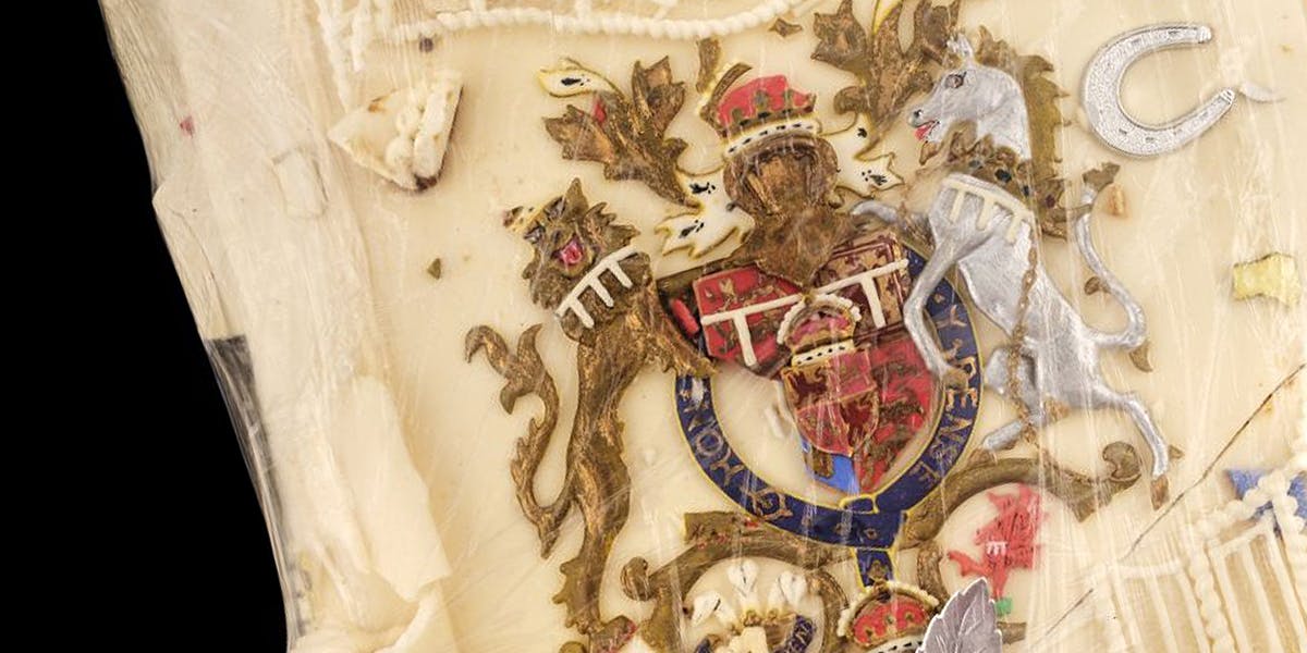 Une tranche de gâteau de mariage du mariage du prince Charles et de la princesse Diana en 1981. Photo © Dominic Winter Auctioneers (détail)