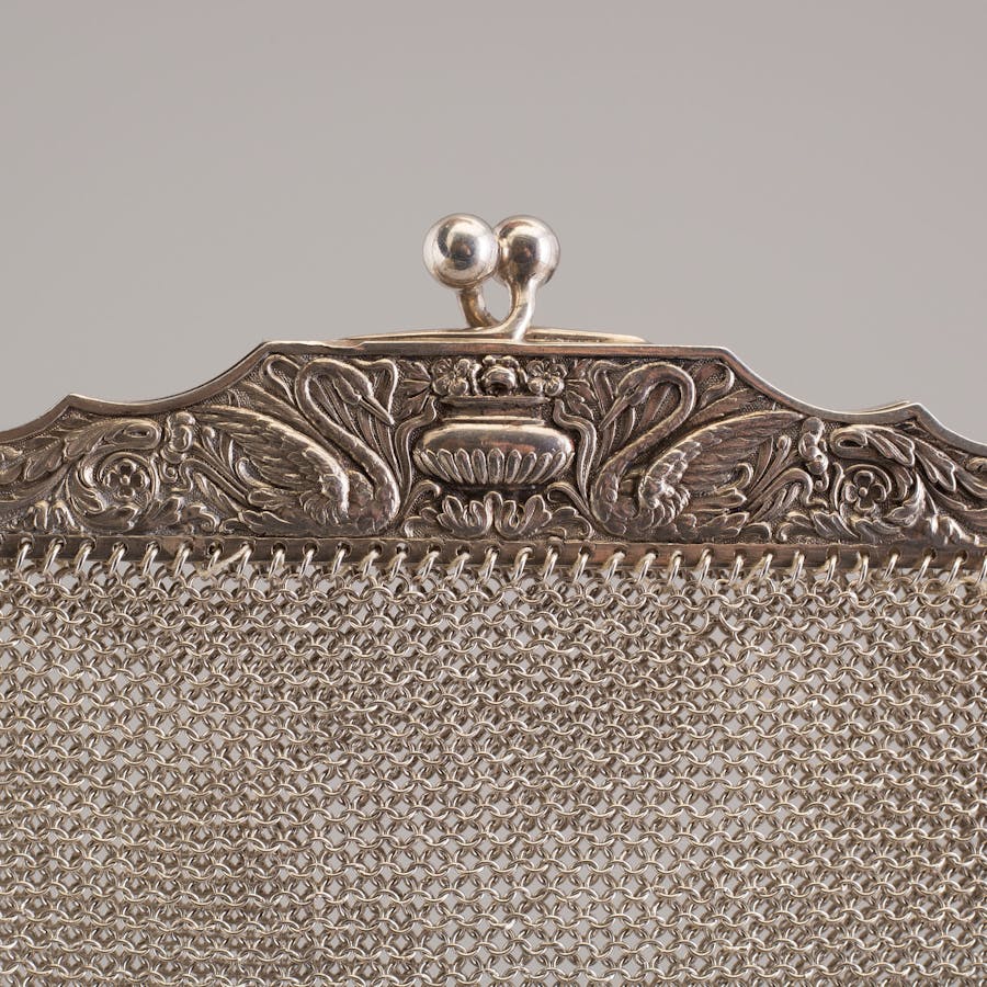 Flätad metallväska från 1800-talets andra hälft. Foto: Bukowskis