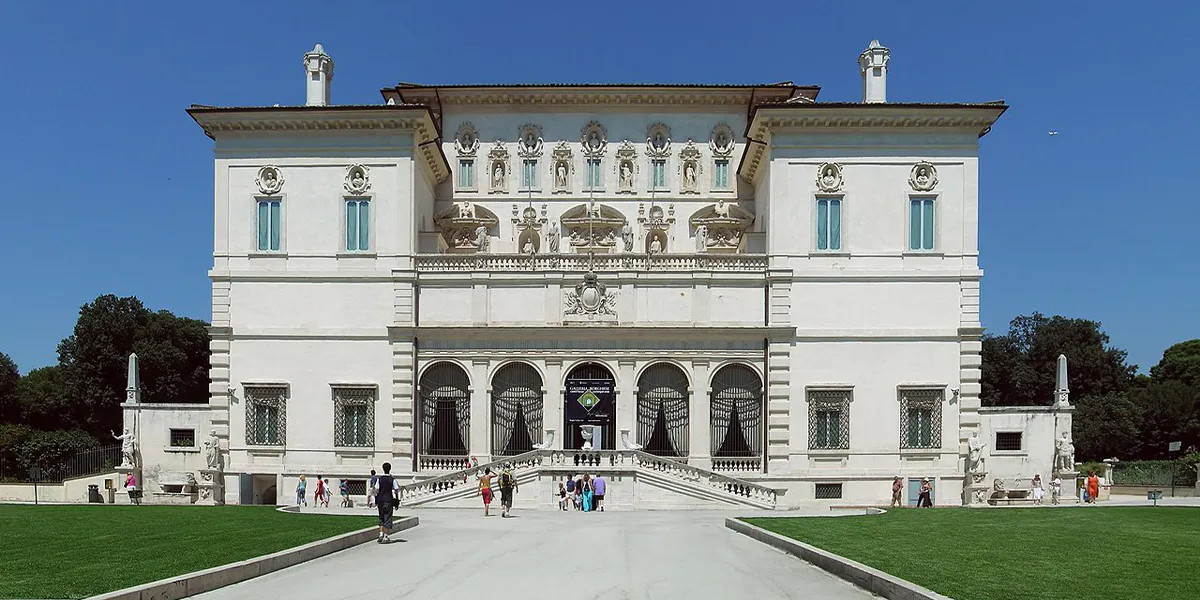 Facciata del museo Galleria Borghese a Roma, Italia. Foto di Alejo2083, Licenza CC BY-SA 3.0, via Wikimedia Commons
