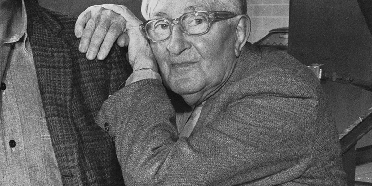 Josef Albers und sein Schüler Norman Ives bei der Arbeit an "Formulation : Articulation", 1972. Foto von Jthill84/Template: John T. Hill (Lizenz CC BY-SA 4.0) (Detail)