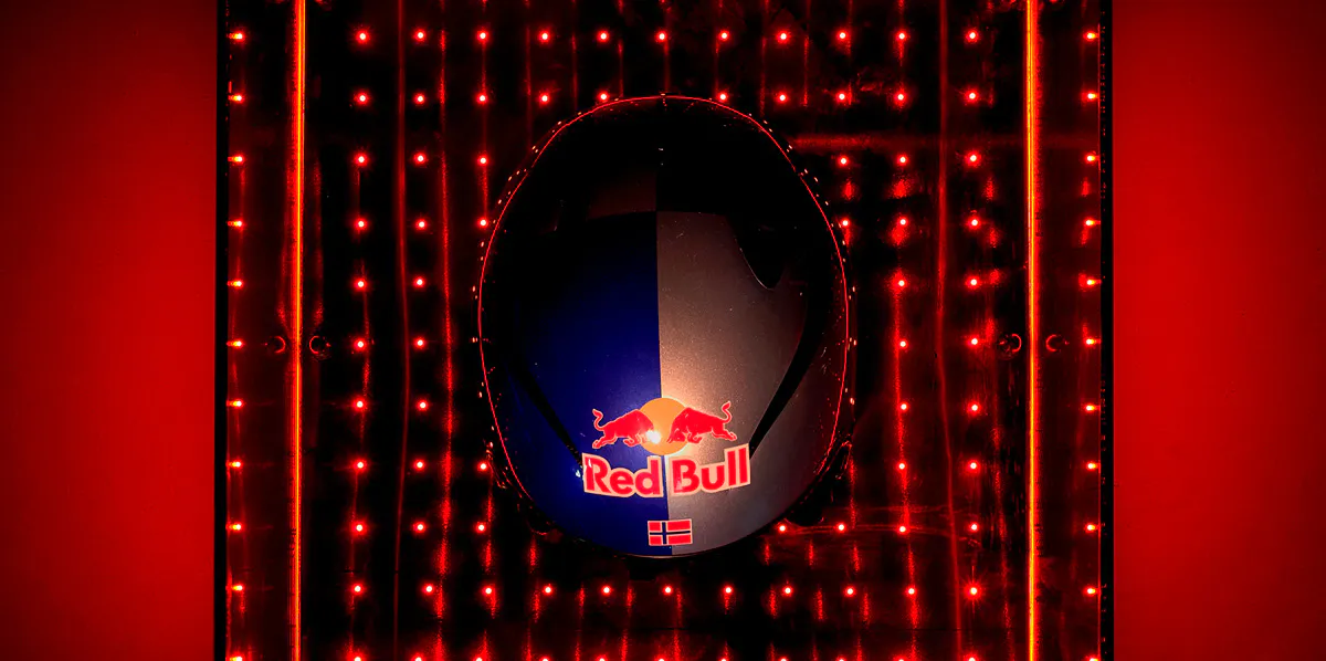 Broslo e Aksel Lund Svindal hanno creato insieme un'opera d'arte dal casco di un ex sciatore. Sarà venduto da Blomqvist il 10 maggio a beneficio di Wings for Life. Foto © Blomqvist