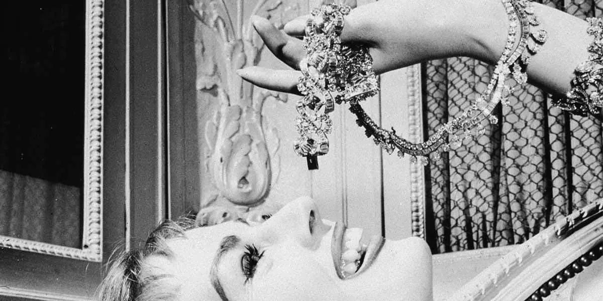 L'attrice svedese Anita Ekberg in posa con gioielli e diamanti (dettaglio), foto © Archives Hulton / Getty Images
