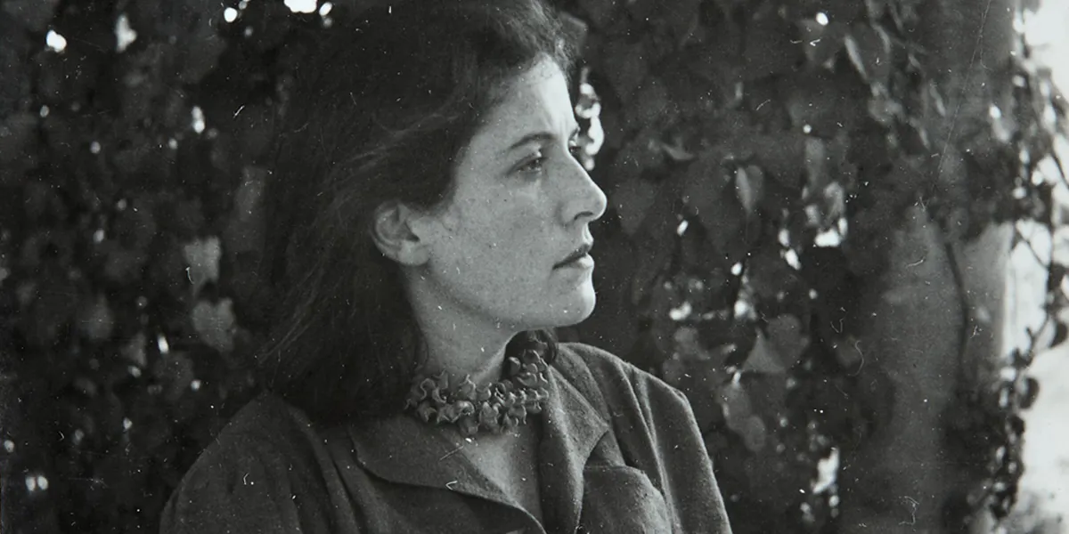 Henriette Theodora Markovitch, dite Dora Maar (1907-1997) & Lee Miller (1907-1977), Dora Maar sur fond végétal - Hôtel Vaste Horizon, Mougins, été 1937. Photo © Artcurial (détail)