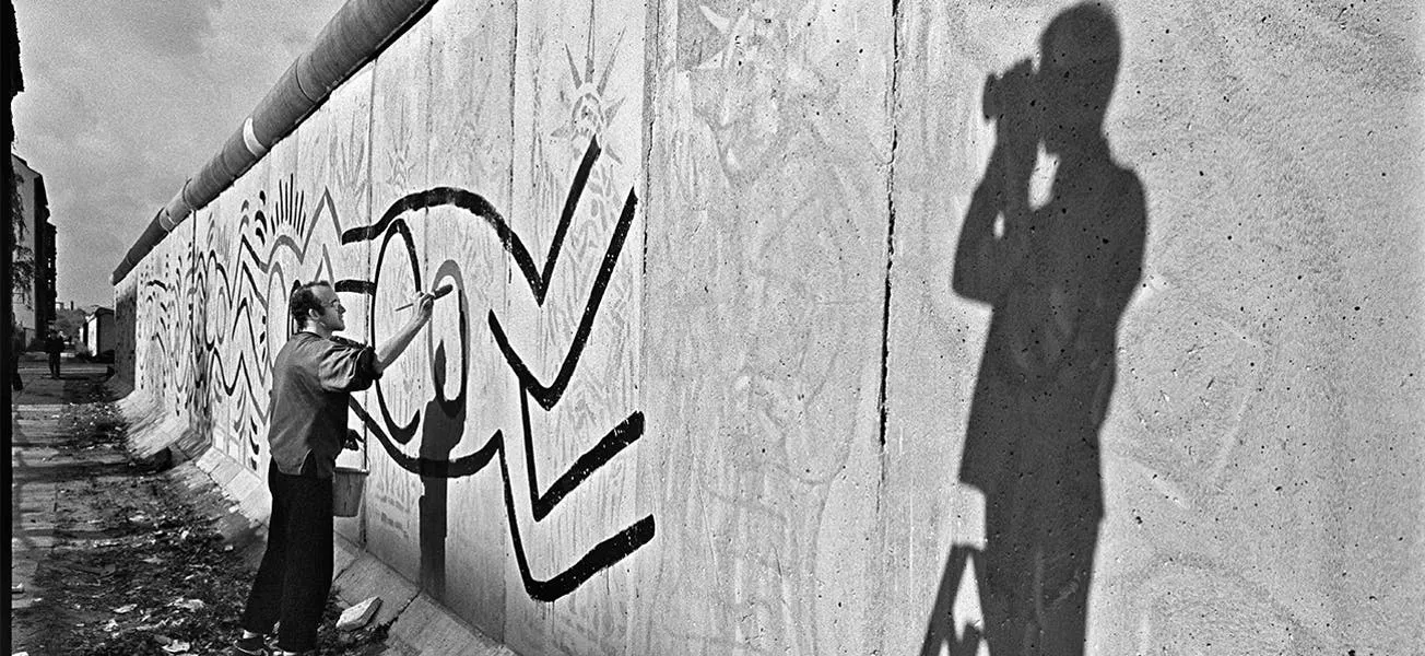 Keith Haring ha portato la sua arte pubblica nella coscienza del pubblico di New York. Si dice che all'inizio degli anni '80 realizzasse quasi 40 disegni al giorno, il più delle volte su manifesti pubblicitari vuoti. Foto: Getty Images