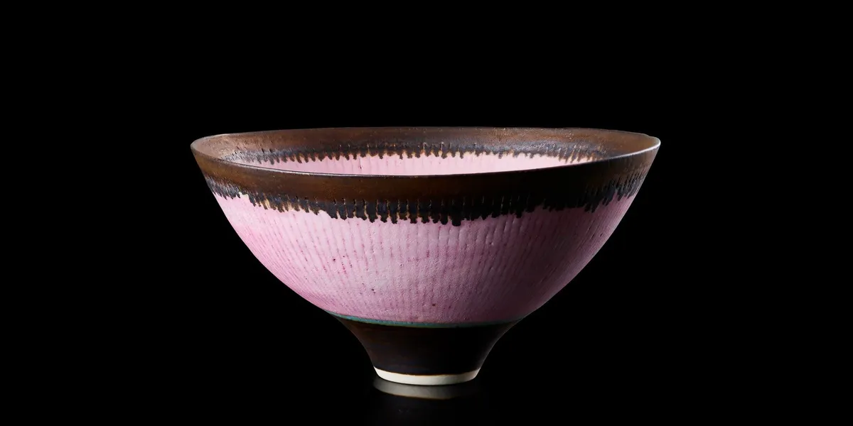Dame Lucie Rie D.B.E, footed bowl, c. 1980, porcelain with bronzed rim, 10 x 20 cm. Image © Lyon & Turnbull