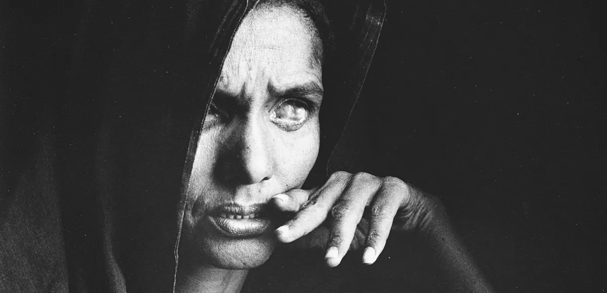 Sebastião Salgado, Blind woman, Mali, 1985, Stampa vintage alla gelatina ai sali d’argento, cm 40,3 x 30 (cm 36 x 24 immagine), Firmata, titolata e datata a matita al verso con timbro a secco del fotografo al margine bianco inferiore recto. Foto © Finarte