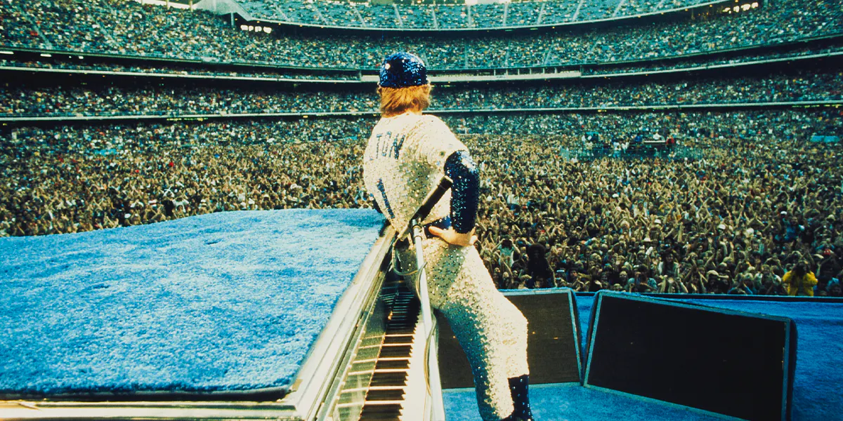 Terry O’Neill (1938–2019), Elton John, Dodger's Stadium, 1975, chromogener Druck 1/50, 45,7 x 68,5 cm. Foto © Christie's (Detail)