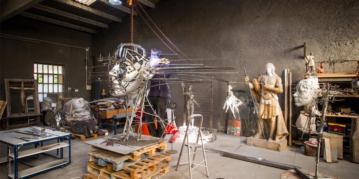 Jordi Díez Fernández at work in his studio. Photo: Villa del Arte Galleries