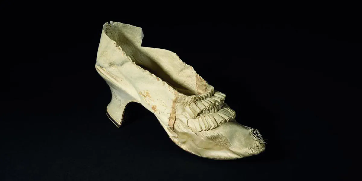 Queen Marie Antoinette, rare and fine coloured silk and kid shoe. Image © Osenat