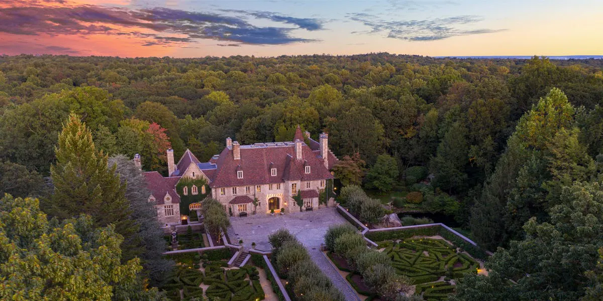 Le magnifique domaine du Château Ridge à Greenwich, Connecticut, image © Compass