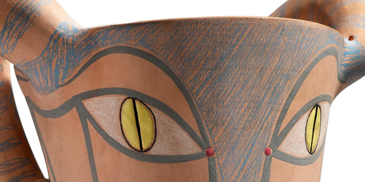 Jean Cocteau (1889-1963), Bélier deux faces, vaso in terracotta rosa parzialmente smaltato, edizione originale Jean Cocteau / Atelier Madeline-Jolly / 5/30, 40 x 29 cm. Foto © Bonhams (dettaglio)