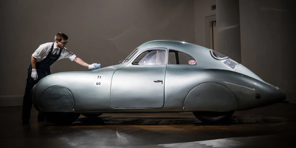 Der einzige erhaltene Porsche Typ 64 Berlin-Rom, Nr. 3 von 1939, dieses seltene Stück Automobilgeschichte, war der persönliche Wagen von Ferdinand und Ferry Porsche, der dem ersten Serien-Porsche, dem 356, vorausging. Foto von Tristan Fewings/Getty Images for Sotheby's