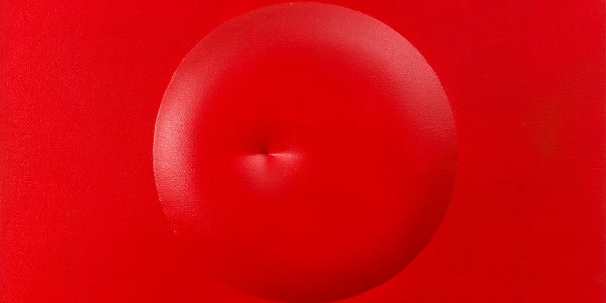 Agostino Bonalumi, Rosso, première moitié des années 1960, toile et tempera. Photo © Cambi Casa d'Aste (détail)