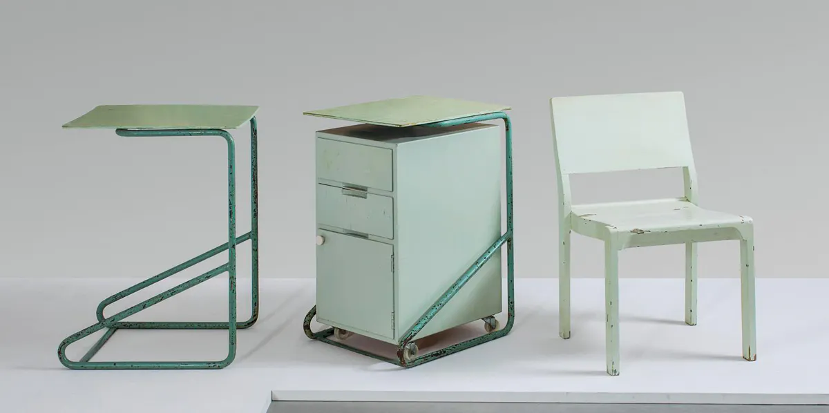 Alvar Aalto, set con sedia (modello 411), tavolino e mobiletto, sanatorio di Paimio. Foto © Annmaris