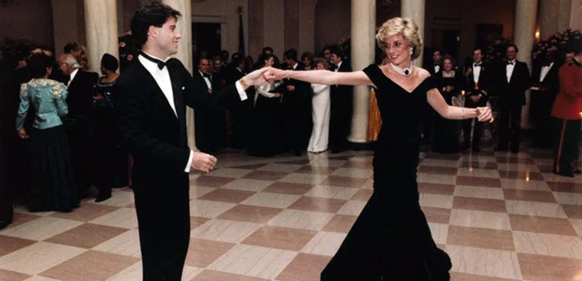 Danse de la princesse Diana et John Travolta à la Maison Blanche (détail), image © Bibliothèque Ronald Reagan : Gouvernement fédéral des États-Unis via Wikipedia