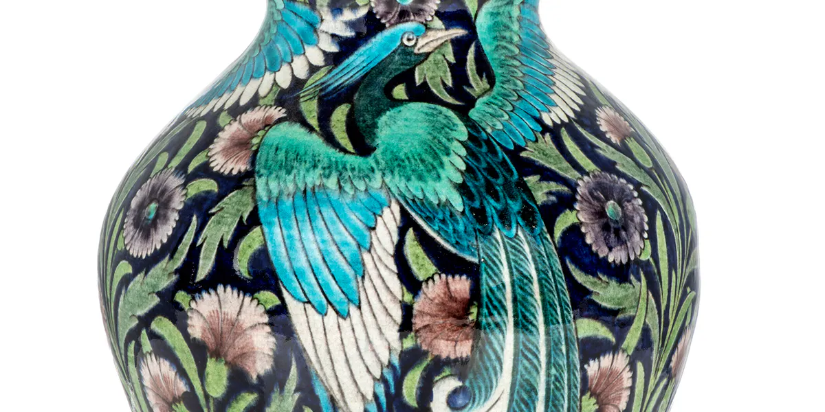 Grande vaso William De Morgan, 1890 circa, decorato da Fred Passenger con tre pavoni e garofani al manganese in stile persiano su uno sfondo blu scuro, 38,8 cm di altezza. Foto © Christie's