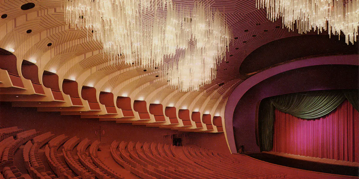 L'auditorium e il palcoscenico del Teatro Regio, Torino, 1965-1973. Foto di Sergio Cavalli, Licenza CC BY-SA 4.0, via Wikimedia Commons