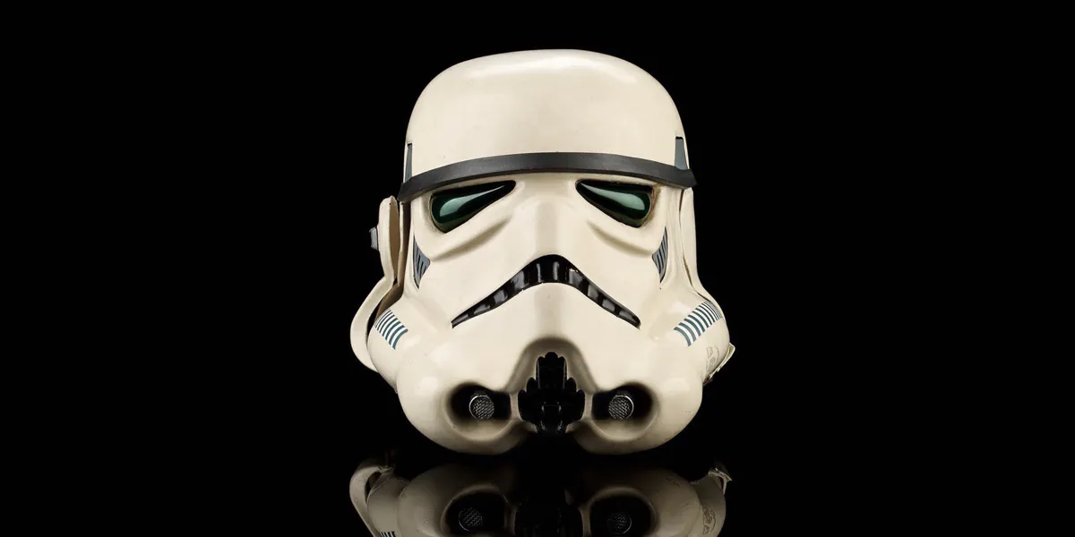 Casque de stormtrooper (ou soldat impérial) de style Mk II utilisé dans L’Empire contre-attaque, 1980, vendu chez Prop Store pour 88 900 euros, image © Prop Store (détail)