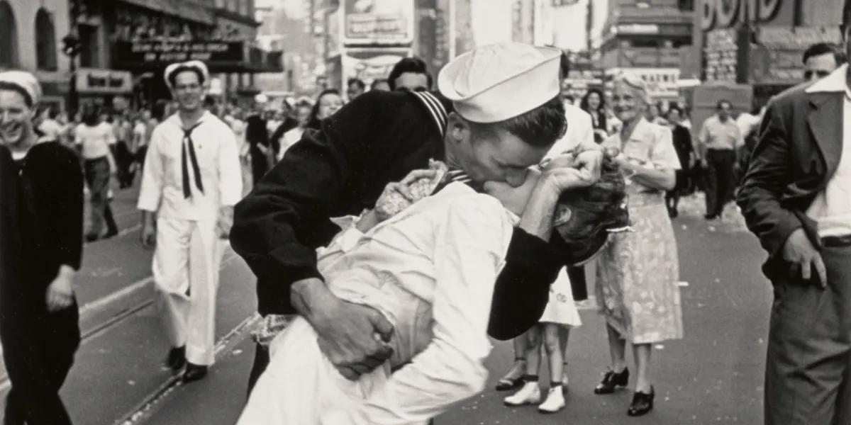 Alfred Eisenstaedt, V-J Day. Times Square, New York City (détail), 1945, vendu pour 12 500 dollars, image © Sotheby’s