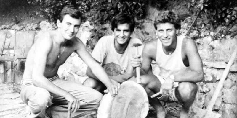 Michele Ghelarducci, Pietro Luridiana y Pierfrancesco Ferrucci posan con la estatua. Imagen: Archivo ANSA