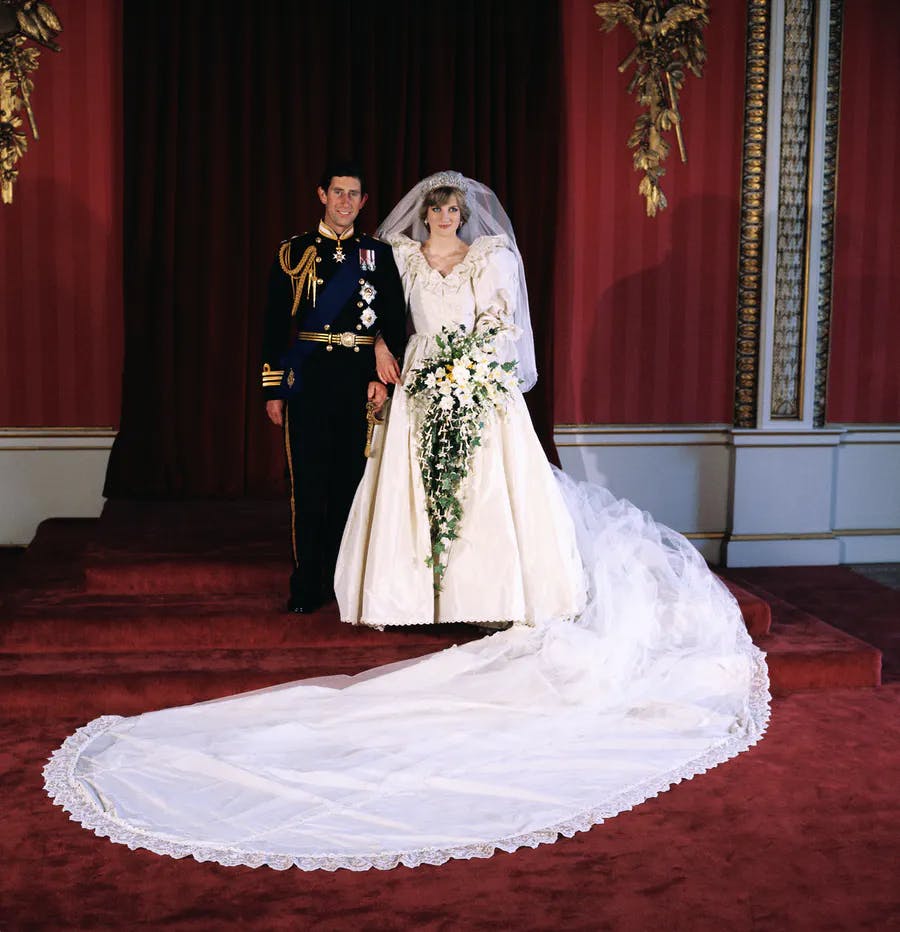 Diana, princesse de Galles, et le prince Charles posent pour la photo officielle prise par Lord Lichfield à Buckingham Palace lors de leur mariage le 29 juillet 1981 dans la cathédrale Saint-Paul, à Londres. Photo par David Levenson/Getty Images

