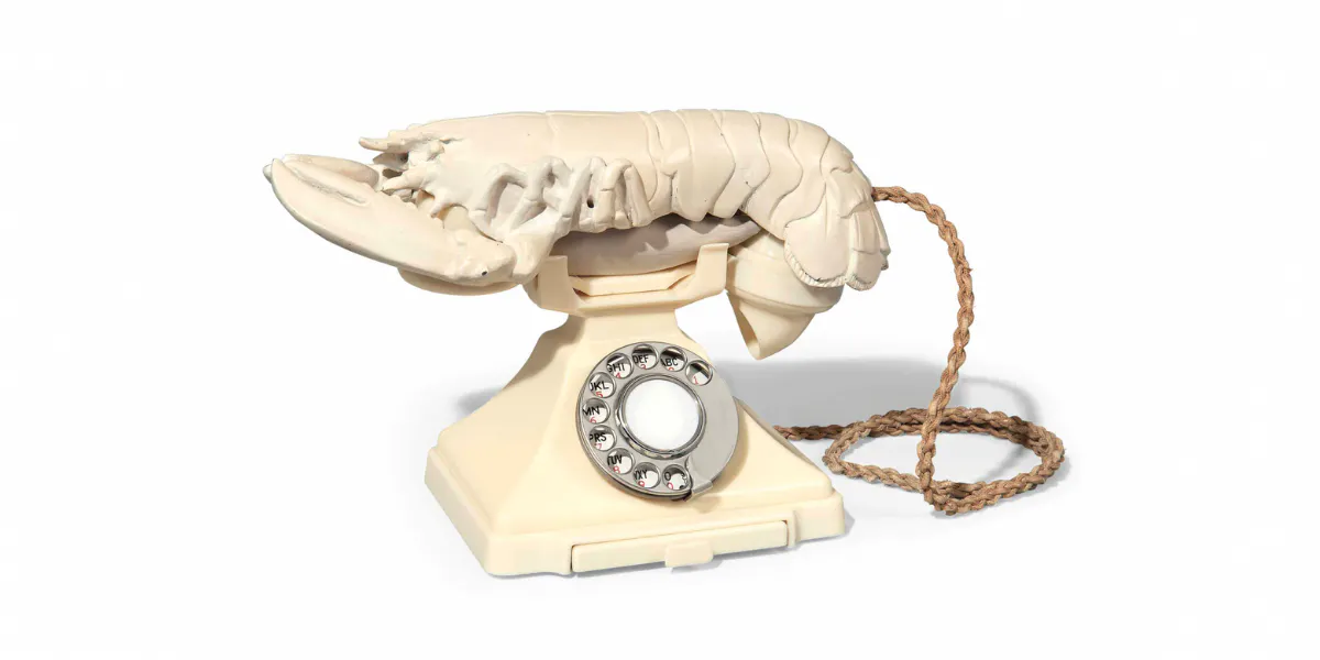 Salvador Dalí (1904-1989) e Edward James (1907-1984), Lobster Telephone, telefono in bachelite bianca e aragosta in gesso bianco, ideato da Salvador Dalí nel 1936; commissionato da Edward James a Green & Abbott nel 1938 in un'edizione di undici esemplari. Foto © Christie's