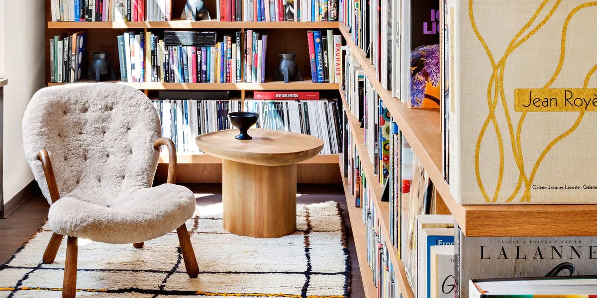 A Manhattan apartment with both Axel Einar Hjorth's oval pine table and a Clam chair. Photo: Pinterest