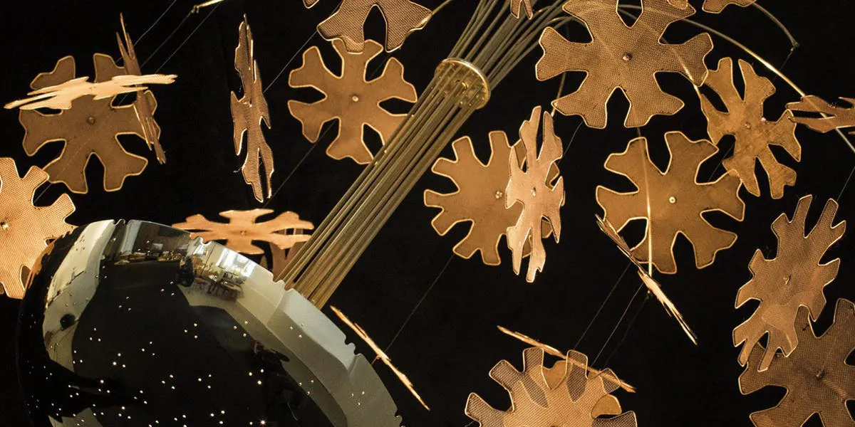 Paavo Tynell (1890-1973), plafoniera "9041 Snowflake" in ottone con 40 fiocchi di neve, prodotta da Taito Oy nel 1948 per Finland House a New York | Foto: © Annmaris 