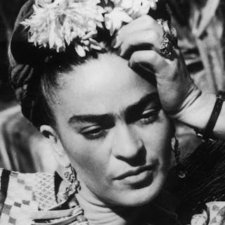 Frida Kahlo, i en traditionell klänning, sittandes i en hängmatta. Foto © Hulton Archive / Getty Images (detalj)