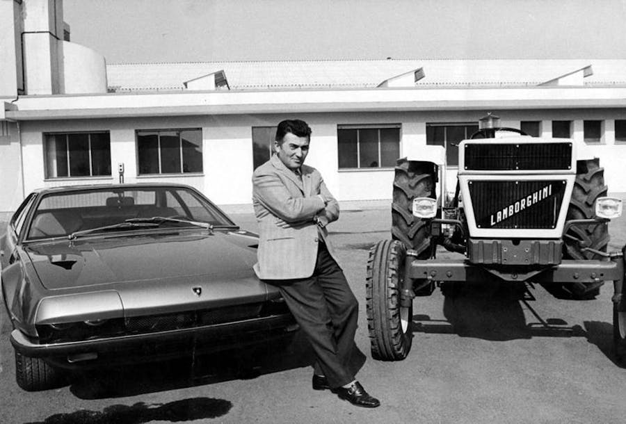 Anni '70, Ferruccio Lamborghini fotografato tra un trattore e una vettura Lamborghini

