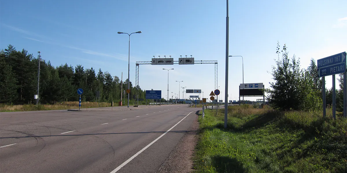 Al valico della frontiera finlandese presso Vaalimaa. Foto di Kymi tramite Wikimedia Commons (Licenza CC BY-SA 3.0)