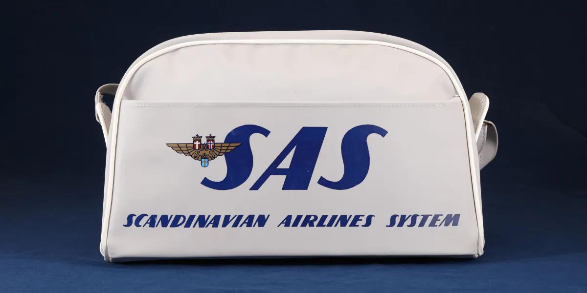 SAS-feber råder hos Kanonauktioner den här veckan. Såväl flygväskan som uniformer går under klubban. Foto © Kanonauktioner