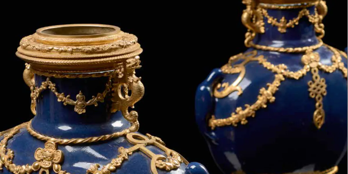 Très rare paire de gourdes en porcelaine monochrome bleu, Bianhu, Chine, Dynastie QING, marque et époque Qianlong (détail), H.(vase): 31,5cm(121⁄2in.) H.(totale): 43,5 cm (161⁄4 in.) estimée 400 000 - 600 000 €. Photo Artcurial.