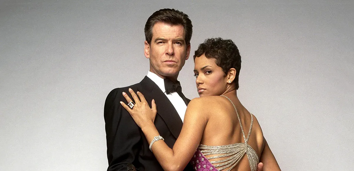 Pierce Brosnan et Halle Berry pour Meurs un autre jour, image via mov.fr