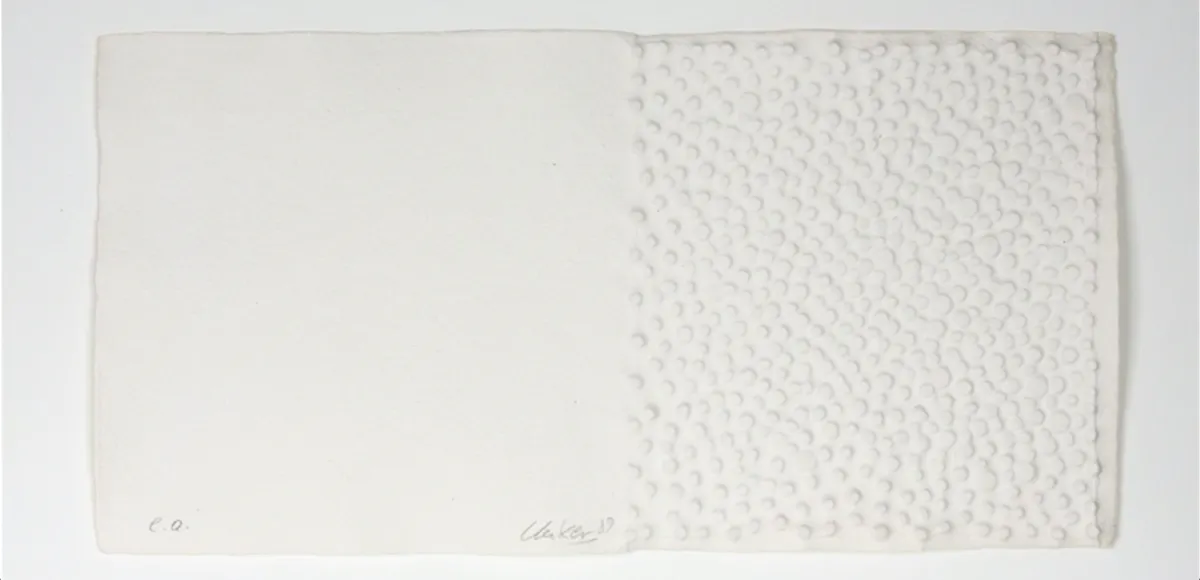 Günther Uecker Einsam Gemeinsam (Das Einzelne und das Ganze), 1989, Prägedruck/Karton, Artist's Proof, ca. 25,5 x 49 cm, signiert und datiert. Foto © Lempertz