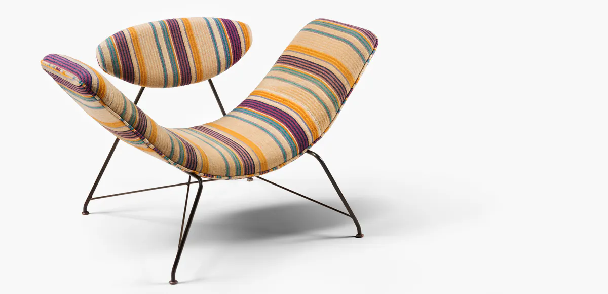Carlo Hauner et Martin Eisler, important fauteuil « Reversivel  », 1953, métal tubulaire et tissu d’origine. À la galerie Chastel-Maréchal, image © Agence Phar / J. Beylard et V. Luc.