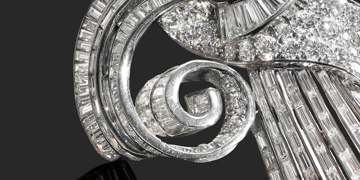 Paire de clips volutes diamants (détail), travail français, années 1930, image © Tajan