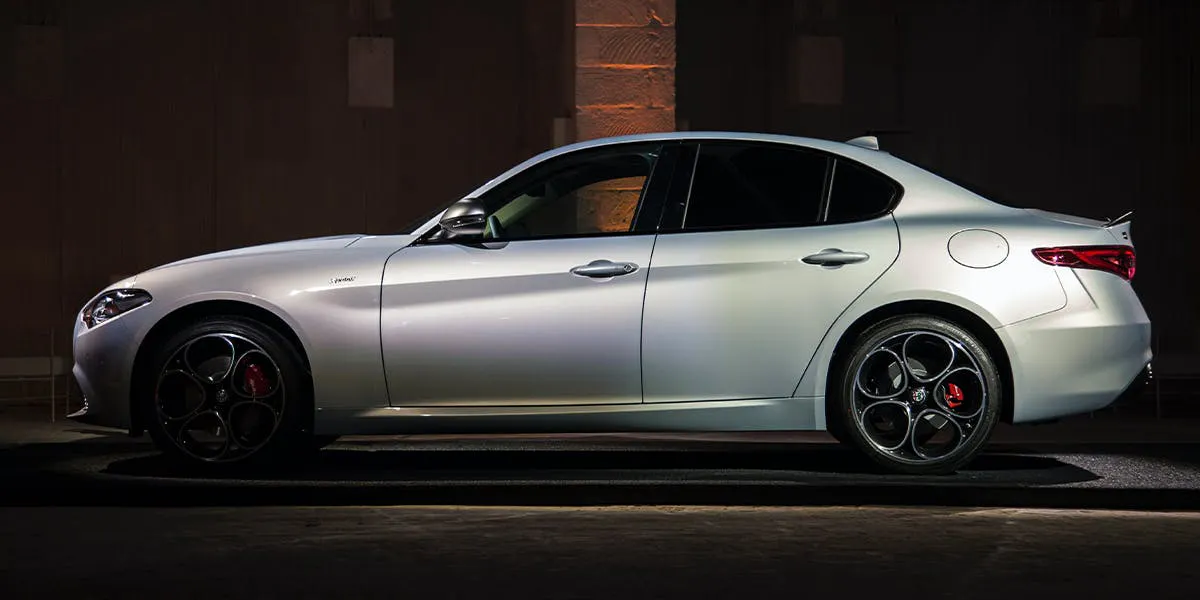 Alfa Romeo Giulia Sprint. Foto von Francesco Lo Giudice via Unsplash