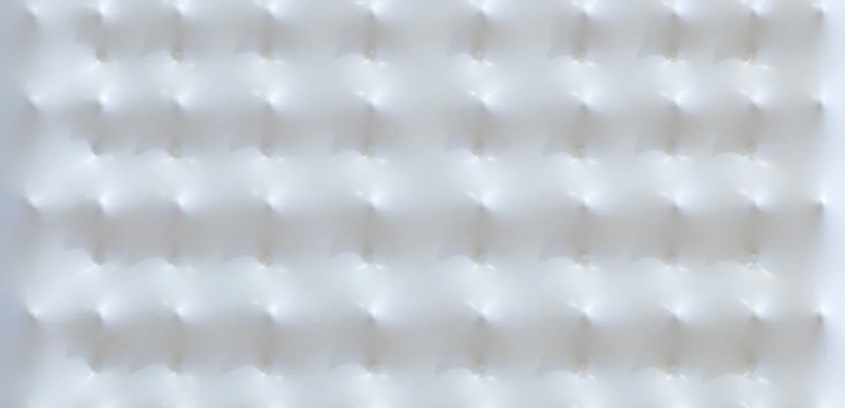 Enrico Castellani, Estroflessione, 1968. Multiplo in PVC bianco, 30 x 30 cm, tiratura 1000 esemplari. Stima: 1.500 - 2.000 €. Foto © Finarte 