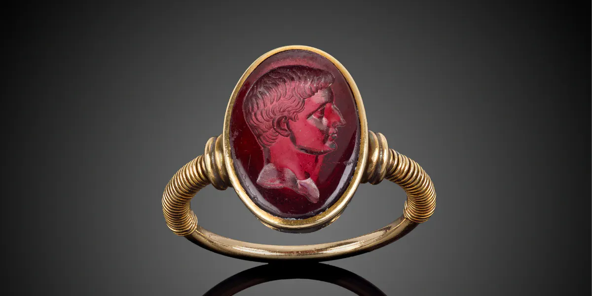 Anello romano in oro, con un'intricata incisione di una testa d'uomo di profilo, forse di Cesare Augusto. Foto © Fellows