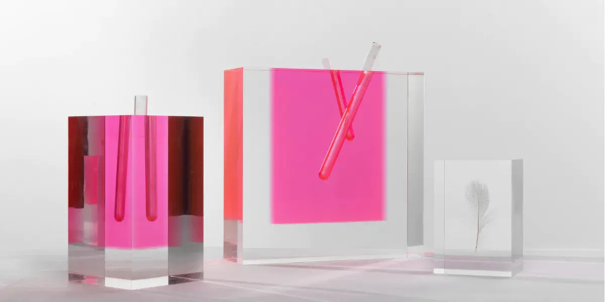 Shiro Kuramata (1934-1991), Mod. Flower Vase, Double Flower Vase, Floating Feather, rosa getöntes Kristallplexiglas und Glas oder Reagenzglas und Feder aus Plexiglas. Foto © Bonhams (Detail)