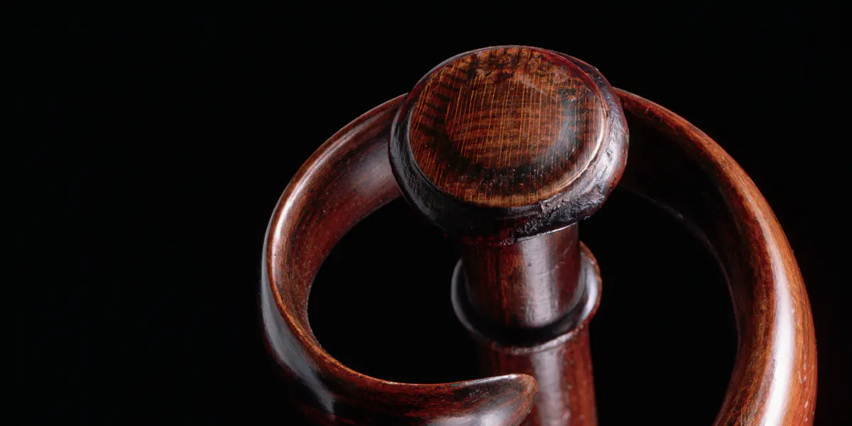 Décoration en bois courbé sur un meuble de Michael Thonet, XIXème siècle, collection privée. Photo par Araldo de Luca/Corbis via Getty Images (détail)