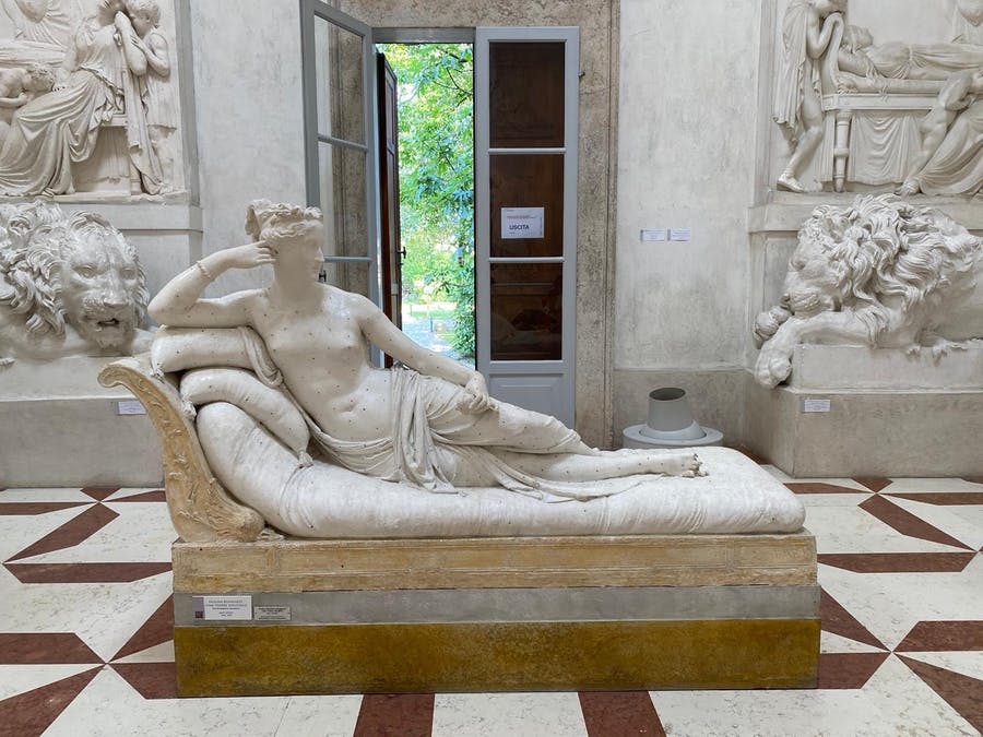 Tourist Damages Statue When Taking Photo | Barnebys Magazine