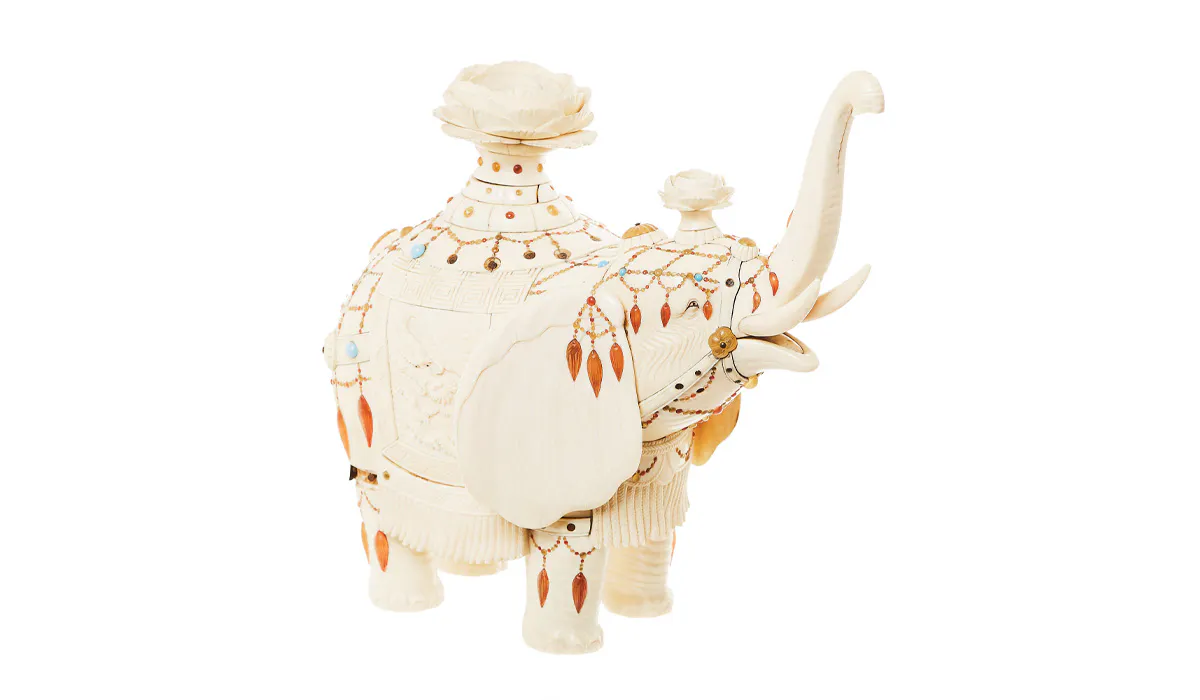 Elefante. Escultura japonesa periodo Meiji en marfil tallado decorado al estilo Shibayama con aplicaciones de piedras semipreciosas y madreperla, fles. del s.XIX. Precio de salida 2.800 euros. Foto: Lamas Bolaño