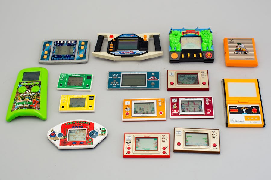 Collection of 15 Game & Watch and Hand Games. 1980s/90s. Photo: Bukowskis via Barnebys Price Bank